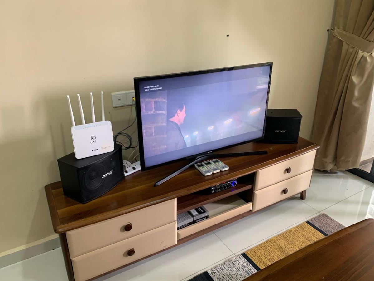 Country Garden Danga Bay W Pool View,karaoke,wifi,netflix Apartemen